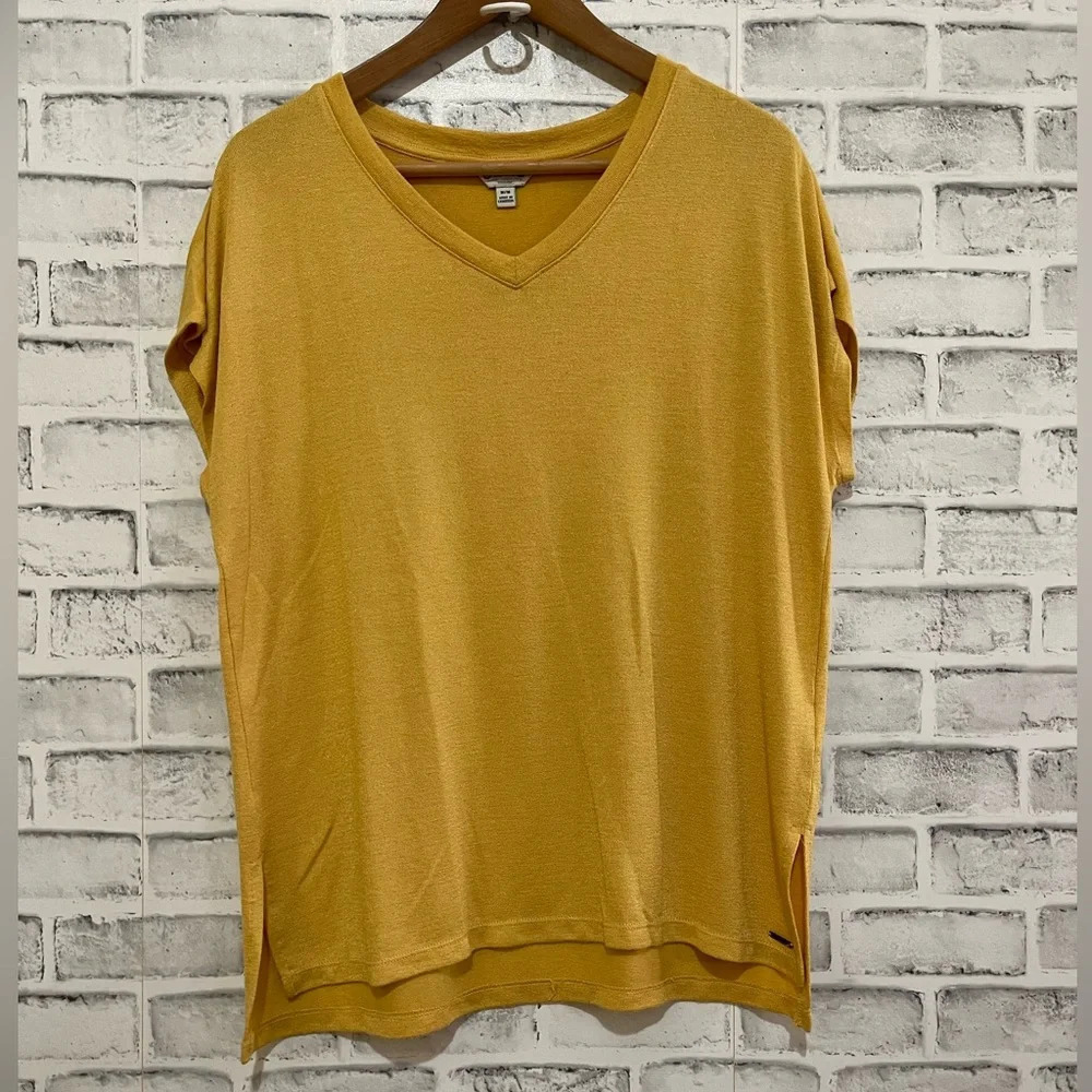 Women’s ORVIS mustard yellow v-neck short sleeve top Medium